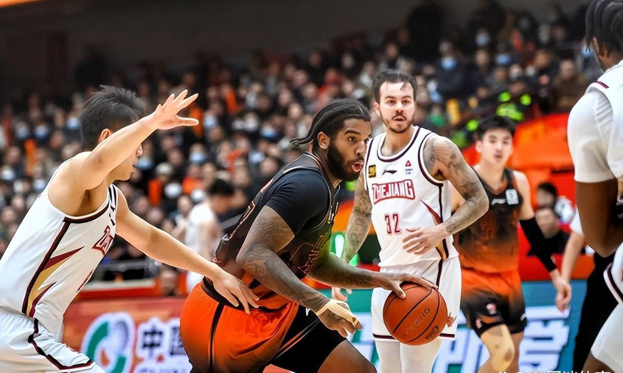 包含集结日山东男篮内部沟通——中超节点到来，球迷炸锅，阵容厚度经受考验的词条