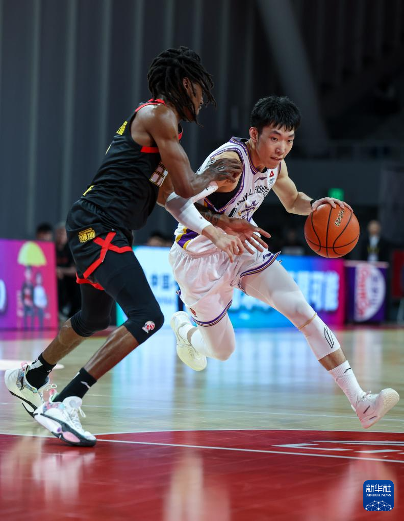 今夜CBA常规赛传出新动向；马德里竞技队长鼓劲；管理层表态：球迷炸锅；临场指挥获称赞的简单介绍