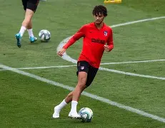 朱婷亮相科内利亚诺女排比赛视频